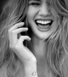 »»Mesmo depois de conhecer vários e novos sorrisos, o dele ainda é o meu preferido.««
     Segue aki??