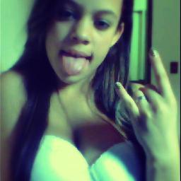Ela é chata, Ela é feia, Ela é irritante . . Fazer oque ? Ela sou eu! Uma amia-irmã ♥ @porra_Julia1 !