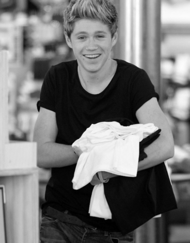 I♥sports as much as I love food!I'M IN LOVE WITH 1D All the way....★★★★★♣♧♧♣♧