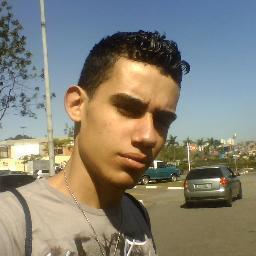 um doido que acredita muita mais na felicidade do que em posses, e que por mais tolo que pareca acredita sim no amor verdadeiro