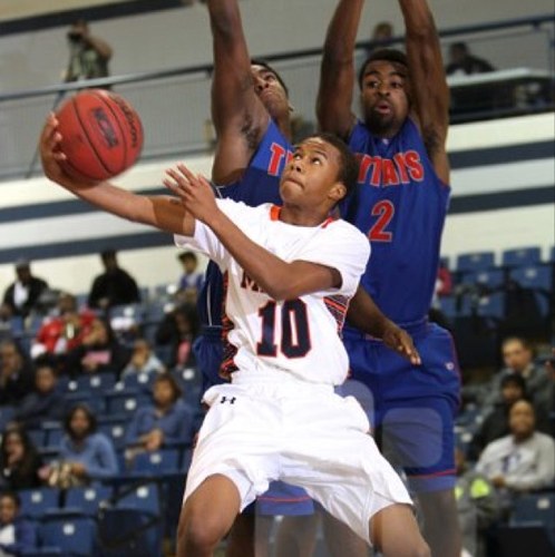 Jalon (cheeks) Maury Basketball #10 Junior. Catch me in the gym or with my shorty @idolizeTYLA ❤