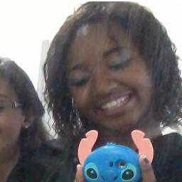 1,66 , olhos negros desconcertantes, queimada do sol talvez, com sorriso diamante :)