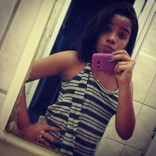 Amo futebol,pizza e shopping.Amo os rebeldes e principalmente o Arthur Aguiar.Sou muito amiga,amorosa,sentimental e ciumenta.
