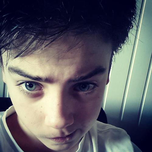 Jeg er den mest awesome duden du kommer noen gang til og følge:)).... ett lite tips;) ! follow @annaemmert20 !♥