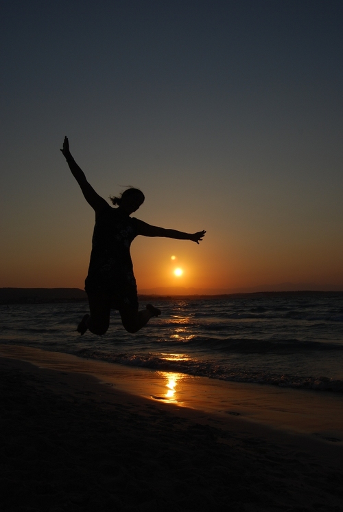 math teacher, scuba diver, traveler, photographer chasing sunsets, tv geek: lost, fringe, Alias, all JJ; BrBad. fleabag. dave matthews. home is the Aegean sea.