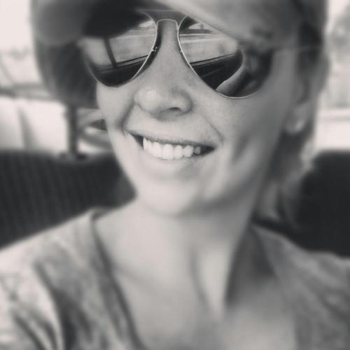 Canceriana, perfeccionista. Empresária e Gerente Administrativa. Adoro moda, design, arquitetura, viagens e culinária. Esposa e mãe. Jovem e ambiciosa!