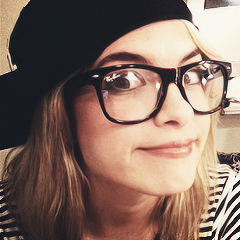 Just your smile to make me happy just one look I can rest ,Lua Blanco  ‹з