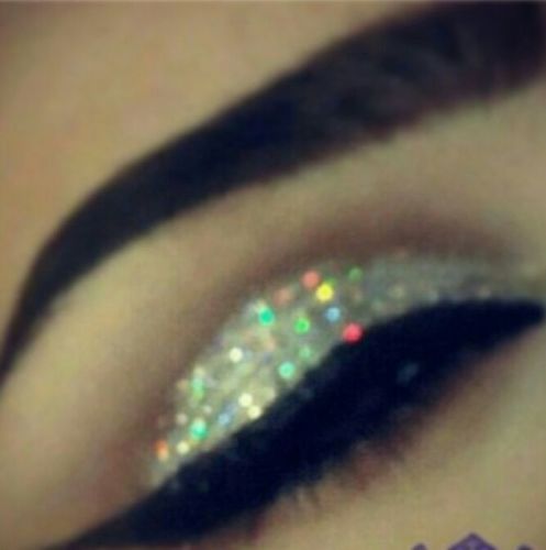 صرت مدري وُش يضر وُش يفيد ، وُصرت آحب الصمت وُآخاف الوُداع ♡̷