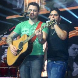 Não deixe apagar, a fogueira do meu coração ♫ O meu amor por vcs é único lindo e jamais vai acabar @jorgeemateus (representante de sp) @Bruhgomez e @Ester_jem