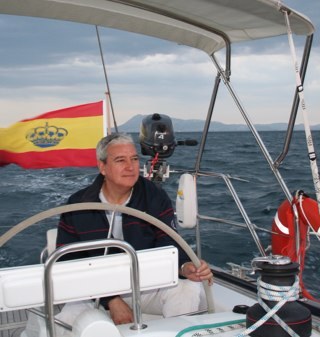 anfervi's profile picture. Cuanto mas lejos estoy, más asturiano me siento. Los éxitos son relativos, los fracasos absolutos.