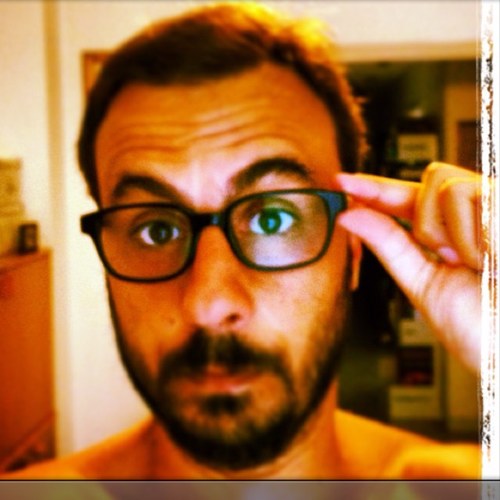 Uomo dei sogni (abbandonato), nomade, mediaholic, juventino, terrone (prima a Roma, ora a Milano), di sinistra. Praticamente perfetto. :)