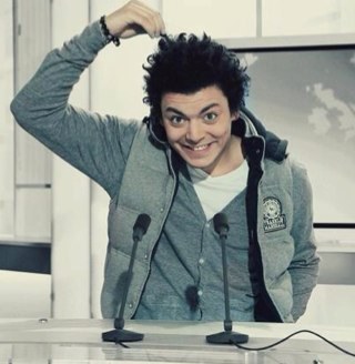 Etre FAN c'est bien mais de Kev'Adams c'est mieux ♥#RT, TWEETER et FOLLOW PAR @kevadamsss le 24.10.12 :D ♥♥♥ Love U ♥♥♥(24 ans)