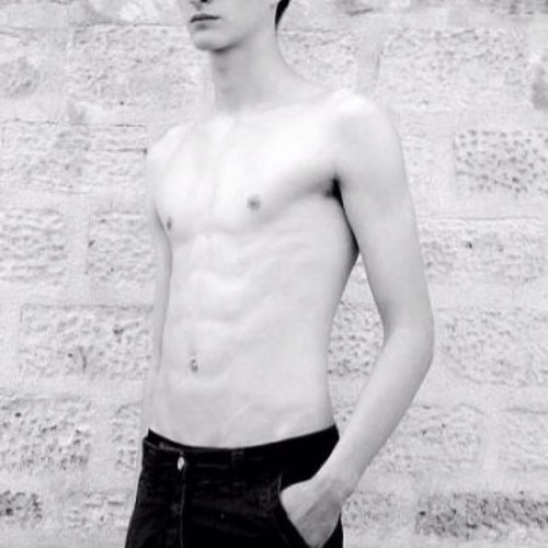 หล่อโลกแตกสะท้อนโลกหน้า(?) สวัสดีครับ ผมไบรอัน จะเรียกผมว่าหล่อ. ผมรักแฟน Bella 3
