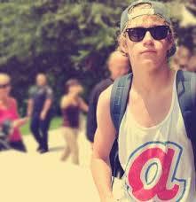 I'm16/Directioner/Belieber/Mahonie/Manyatic/Selenator/Lovatic;)