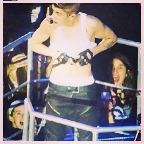 Its kidrauhl not justin¡¡!!!!!! Lets try to get two 500;) Believe tour!!!! ~SWAGGY~ 
          Love him!!!