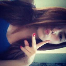 ThainaGuzzo's profile picture. Tenho várias caras. Uma é quase bonita, outra é quase feia. Sou um o que? Um quase tudo.