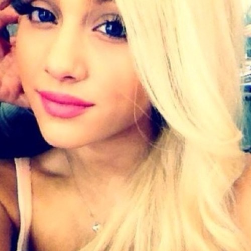 I spy Ariana and Bella Thorne… ✌