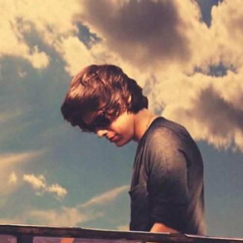 fakingcurls's profile picture. Your eyes shine brighter than the stars in the sky.