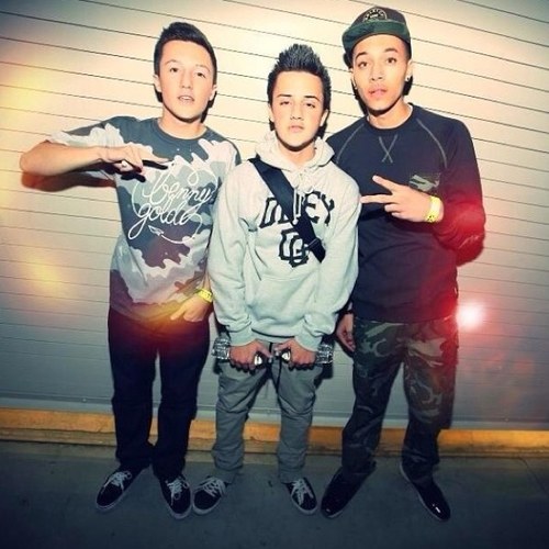 Just some girls, helping our idols #KAMto10k #KAMfam @_cindystyles, @yourgirlshan