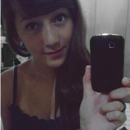 16 anos, HUMILDE, inteligente, bonita, simpática, divertida..