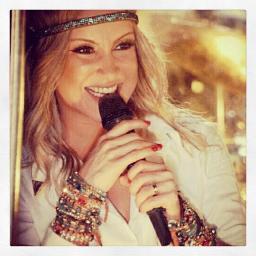 impossível descrever oque eu sinto pela @ClaudiaLeitte porque ela é a minha maior inspiração , um dia chegarei lá de realizar meu maior sonho de conhece-la !! ♥