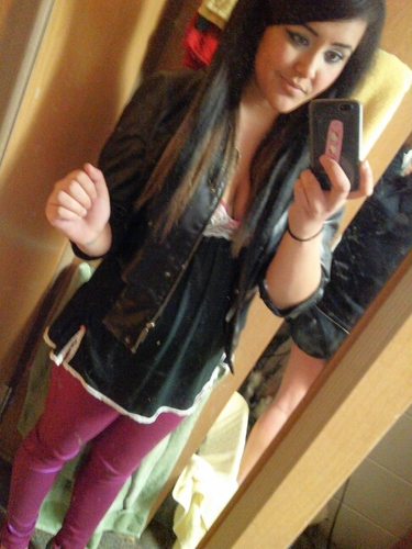 Cute face, small waist with a BIG behind.