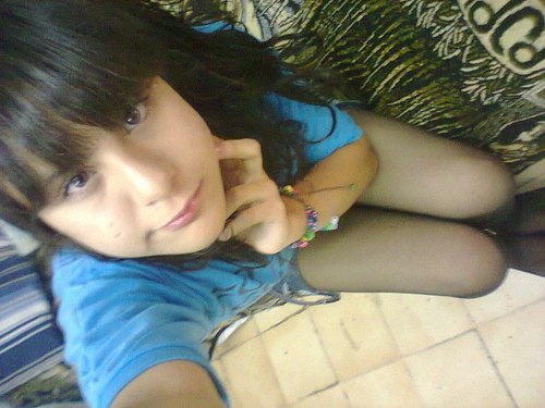 Soy Esa Chica Que Siempre Trae Unos Audifonos En Sus Oidos, Un Celular En Las manos Y Un Chico En Su Mente.! [: