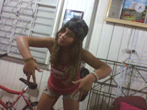 Quando a gente ama, tudo fika comfuso,mais quando fikamos só a vida fira uma droga!♥