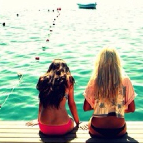 A brunette and a blonde with an inseparable bond ☀⚓ http://t.co/H6cDCsouZE #teamblonde #teambrunette 3 . 2 . 2013