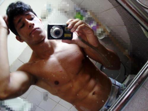 Quando você estiver a procura de algo maravilhoso,não vasculhe o universo,olha pro espelho. A imagem refletida é a mais maravilhosa e perfeita criação de Deus.