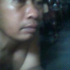 seorang lelaki alone and comucated