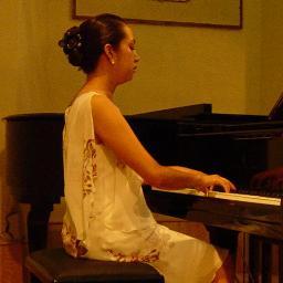 Pianista, amo la música y la vida. Soy alegre, soñadora, madre y profesora de corazón.