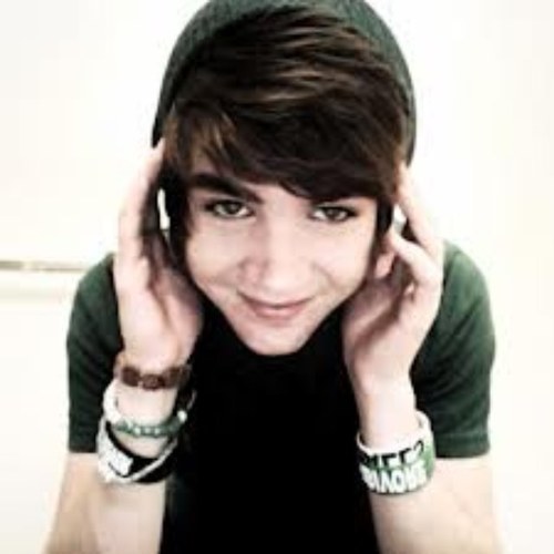 I love Damon Fizzy! He is the best youtuber i have ever seen! I have messy hurr and don't curr :3