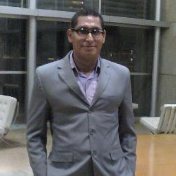 Si me necesitas silba
y construiré una escalera
hecha de tus últimos besos,
para robar a la luna una estrella
y ponerla en tu mesilla
para que te de luz.