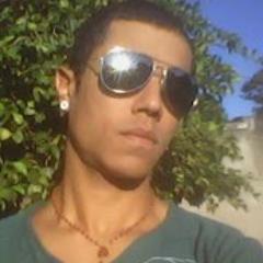 Gosto de pessoas que conseguem me enxergar além do que eu pareço ser ...