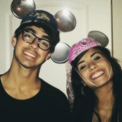 cuenta para parejas y solteros-as.{solteros} aqui buscamos a tu alma gemela:D - {en pareja} te ayudamos dandote conejos.