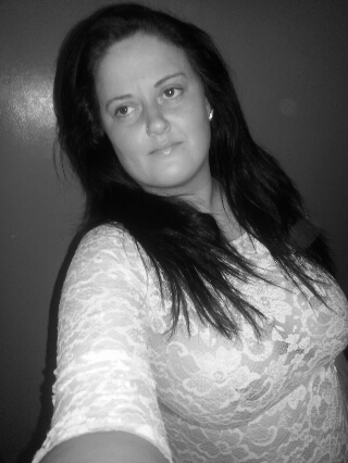 Qualified nail technician/single mum working towards currently opening my own business and doing something with myself x