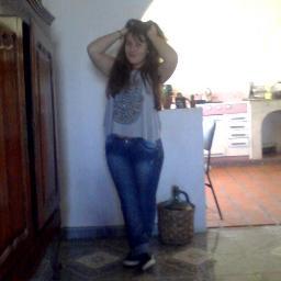 flhoor_tkm's profile picture. Aguanto día a día lo que me toca
Acuesto a mi alma en un rincón