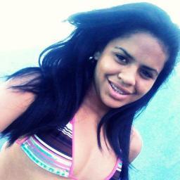 Apenas uma garota que não acredita em palavras mas sim ATITUDE. (y)