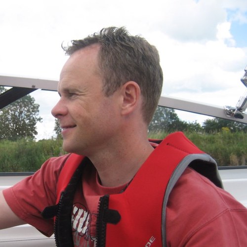 Sales Director for Digital Services at Kainos. Sports fan and keen waterskier (between injuries!)