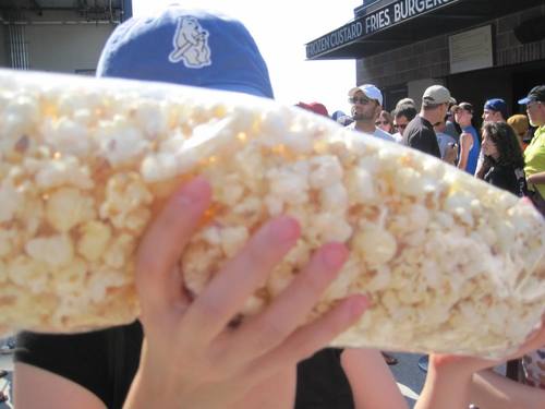 Huggie_Bear's profile picture. From New York to North York. Big ciudad girl flopping around in suburbia. Flop. Flop.