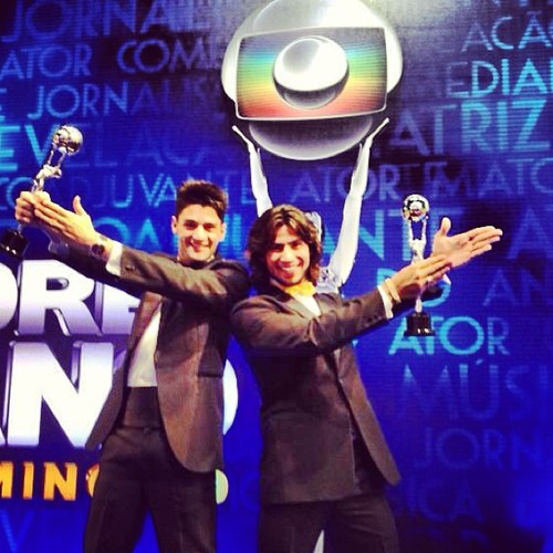 Meu sonho, respiro e é assim que eu vou viver
Intensamente, pra amar vocês! ♪ @Mariano_MeM e @Munhoz_Frango ♥  FC de Curitiba-PR desde 22/12/2012.