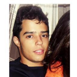 18 anos , ciumento , simpático , Flamenguista s2  , teimoso , Ironico ,  amo minha familia & meus amigos , & acima de tudo Deus , quer saber mais !? segue Aee .