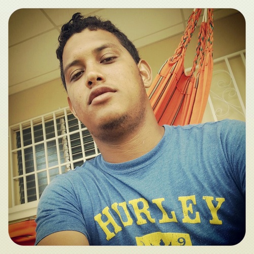 Actualmente trabaja en la css Estudiante de ing.industrial.   Alegre feliz amigable.             65647424