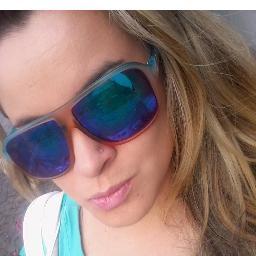 Elα é meninα e mulher, elα sαbe muito bem o que quer .
Elα sorri bonito e deixα os outros querendo sαber o segredo que α fαz feliz;