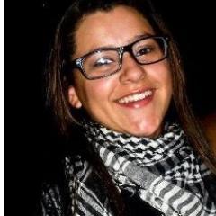 18 anos,faço teatro,sou sensivel,autentica, careta e romantica, adoro sair com a galera,,acho graça de tudo sou Canceriana sensível Mas de Personalidade forte.
