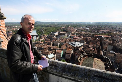 Journaliste et amateur de bon mots, amoureux d'Albi et de sa femme.