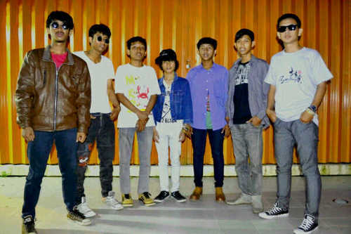 ☆ Reggae Band ♬Members : Cilung | Ari Sofian Hadi | @titorabowoo | Azis |@Roman_Abduel | @apriynt | @Opanq_Seriously CP : ☎ 0896-7245-1267  26087F69