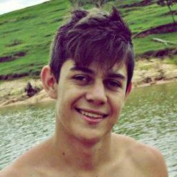 18 anos,paulista,Deus,amigos,familia,futebol,namorado da @monique_baldo e muito muito feliz :D