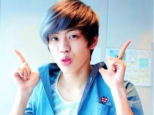ผมดงอูครับ! ดงอูบอท อา~ ฟอลผมมาสิครับ ให้ผมเป็นที่ปรึกษาของคุณนะครับ~ แค่คิดถึงผมเวลาที่คุณเหงาก็พอ #ChillbtFam